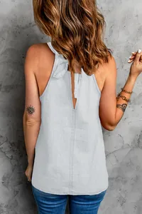 Vista posteriore dettagliata di un top estivo casual grigio chiaro con scollo all'americana