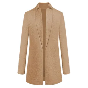 Gedetailleerde weergave van een minimalistische camel wollen jas met een stijlvolle opstaande kraag.