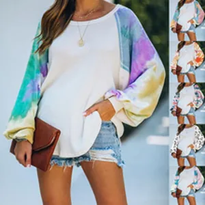 Detailweergave van wit damessweatshirt met verschillende tie-dye en geprinte mouwen