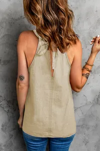 Dettaglio posteriore di un top a lupetto kaki con un elegante fiocco sul collo stile casual