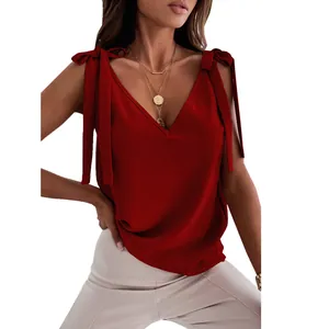 Haut d'été rouge élégant pour femme avec col en V et nœuds décoratifs aux épaules.