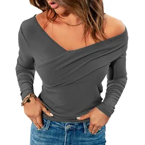 Elegante top grigio scuro a coste con spalle scoperte e scollo a V incrociato da donna