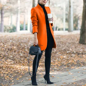 Volledige streetstyle weergave van een levendige oranje wollen jas met opstaande kraag