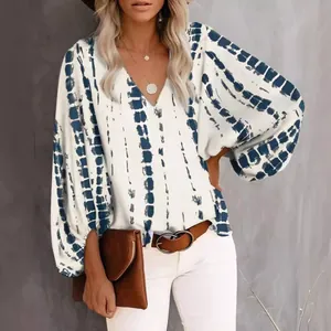 Stilvolle Damen V-Ausschnitt Bluse mit Print und eleganten Laternenärmeln für den Sommer.
