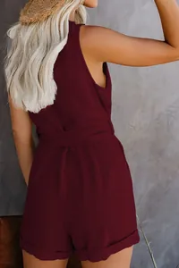 Achteraanzicht van een casual bordeaux mouwloze romper met een handig tailleband