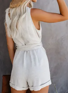 Achteraanzicht van een stijlvolle mouwloze linnen jumpsuit met tailleriem en omslag