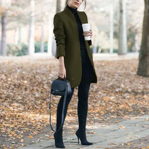 Elegante olijfgroene dames wollen jas met opstaande kraag in een herfstachtige parkomgeving