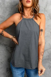 Dettaglio del top grigio con scollo all'americana e trama del tessuto effetto denim casual