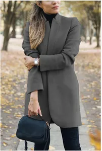 Detailweergave van elegante antracietgrijze wollen jas met opstaande kraag op model