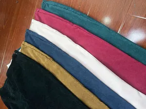 Λεπτομερής προβολή γυναικείων κοτλέ παντελονιών με υφή και ποικιλία χρωμάτων