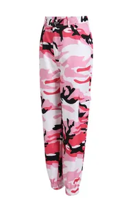 Vista dettagliata dei pantaloni cargo mimetici rosa da donna con polsini elastici.