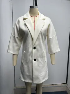 Gros plan d'un manteau en laine blanc à manches 3/4 et col à revers sur mannequin