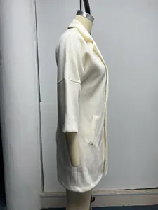 Vue latérale d'un manteau en laine blanc à manches trois-quarts sur mannequin.