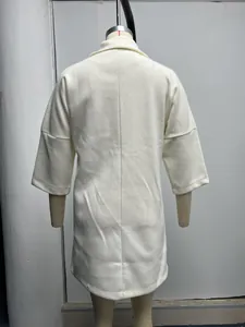 Détails de la vue arrière d'un manteau en laine crème avec manches trois-quarts