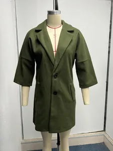 Détail d'un manteau en laine vert foncé à manches trois-quarts pour femme