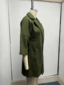 Vue détaillée de côté d'un manteau en laine vert olive avec manches trois-quarts et revers