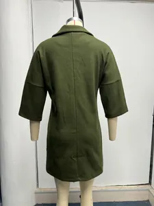 Vue arrière d'un manteau en laine vert foncé à manches trois-quarts et col à revers