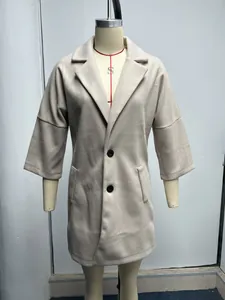 Élégant manteau en laine beige à manches 7 points avec revers et boutons noirs sur mannequin