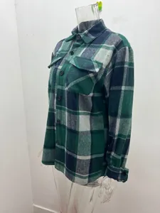Grün und dunkelblau karierte Herrenhemdjacke mit Knöpfen, Detailansicht von der Seite