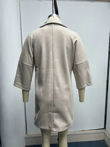 Vue arrière d'un élégant manteau en laine beige avec col à revers et manches trois-quarts.