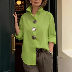 Camisa de manga larga verde lima con botones metálicos extragrandes y cuello levantado