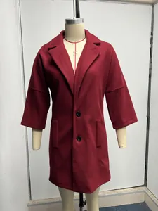 Manteau en laine bordeaux à manches trois-quarts, col à revers et fermeture à boutons