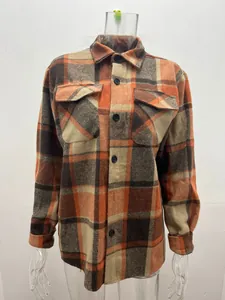 Vorderansicht einer Herrenjacke mit orange-braunem Karomuster, Langarm und Knopfleiste