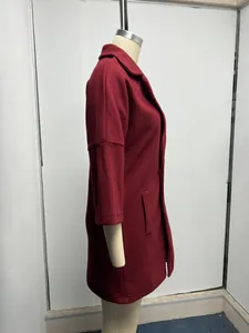 Vue de côté du manteau en laine rouge pour femme avec col à revers et manches 3/4