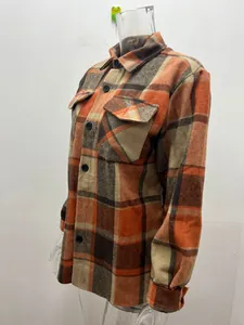 Detaillierte Seitenansicht des orange-braun karierten Herren-Flanellhemds als Jacke