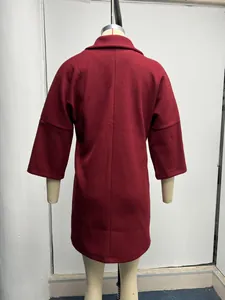 Vue arrière d'un manteau en laine bordeaux avec manches 3/4 et col à revers