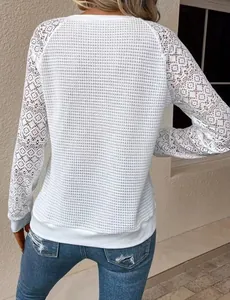 Achteraanzicht van een wit T-shirt met lange mouwen, kanten mouwen en wafeltextuur.