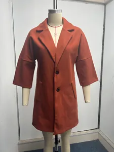 Vue détaillée d'un manteau en laine orange rouille pour femme avec manches trois-quarts