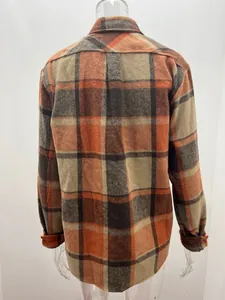 Detail-Rückansicht einer schweren orange-schwarz karierten Flanelljacke für Herren