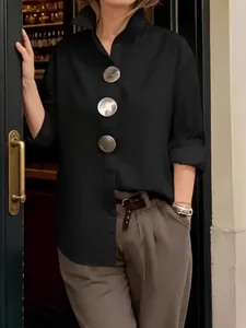 Elegante camisa negra de cuello alto con botones metálicos grandes para mujer