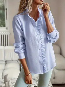 Elegante blusa de rayas azul claro con hermosos detalles de volantes y botonadura