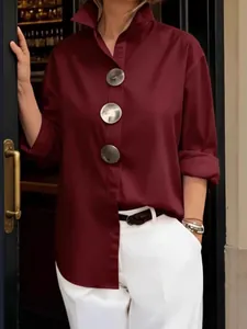 Elegante camisa granate con cuello alto y botones metálicos grandes para mujer chic.
