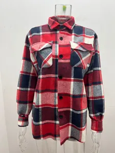 Rot-blau kariertes Herren-Flanellhemd-Jacke auf einer Schaufensterpuppe Detailansicht.