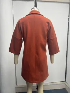 Vue arrière d'un manteau en lana orange automne hiver pour femmes