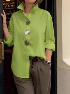 Elegante camisa verde lima con cuello mao y tres grandes botones metálicos plateados decorativos