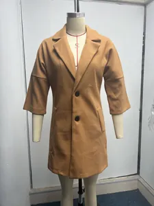 Vue détaillée d'un manteau en laine camel à manches trois-quarts et boutons pour femmes