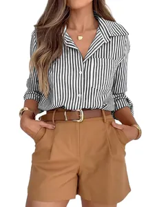 Detail zeigt das vertikale Streifenmuster und den klassischen Kragen dieser Damen-Hemdbluse