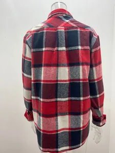 Rückansicht des karierten Herren-Flanellhemds in Rot und Marineblau
