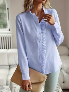 Elegante blusa de rayas azules claro con volantes y botones, perfecta para la oficina