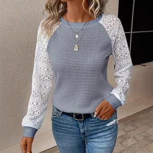 Elegant grijs wafelgebreid topje met delicate witte kanten holle lange mouwen voor dames