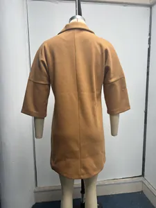 Vue arrière d'un manteau en laine camel classique avec manches trois-quarts et col à revers