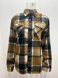 Vorderansicht der braun karierten Herren-Flanellhemdjacke mit Brusttaschen auf Mannequin.