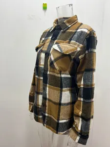 Karierte Langarm-Flanellhemdjacke für Herren in Braun und Schwarz auf Mannequin