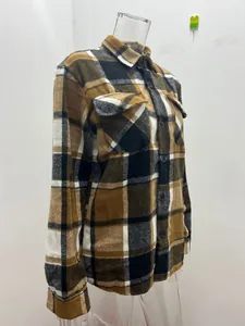 Detailansicht eines karierten Herrenhemds aus Flanell in Braun und Schwarz.
