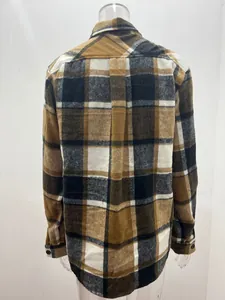 Rückansicht einer Herren-Flanelljacke mit Karomuster in Braun und Creme, Langarm-Design
