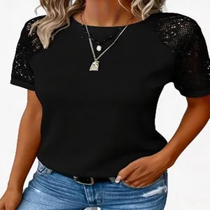 Gedetailleerde weergave van een zwart dames-T-shirt met verfijnde kanten holle mouwen